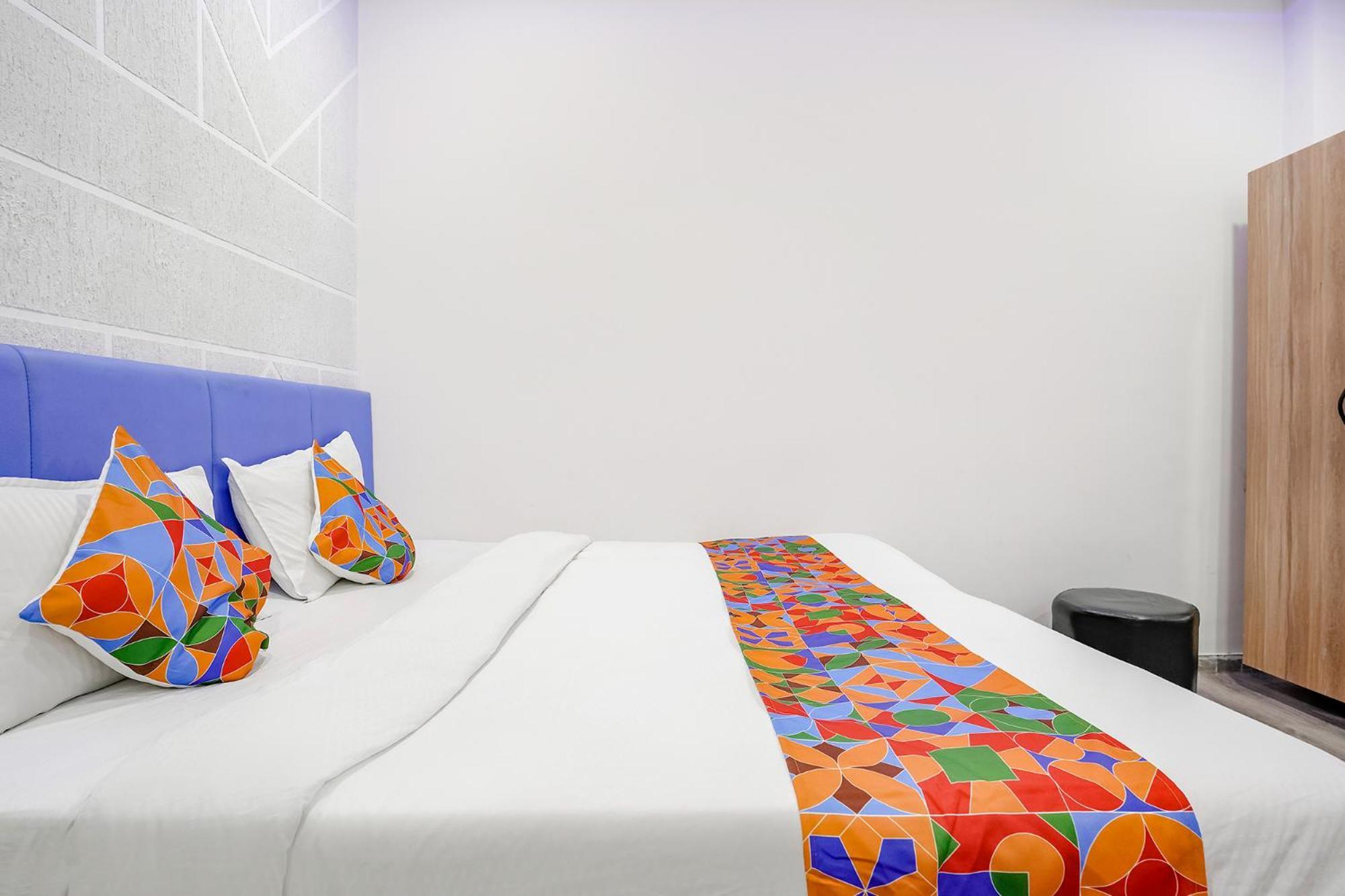 Fabhotel Vrundavan, Athwa Bhatha Exteriör bild
