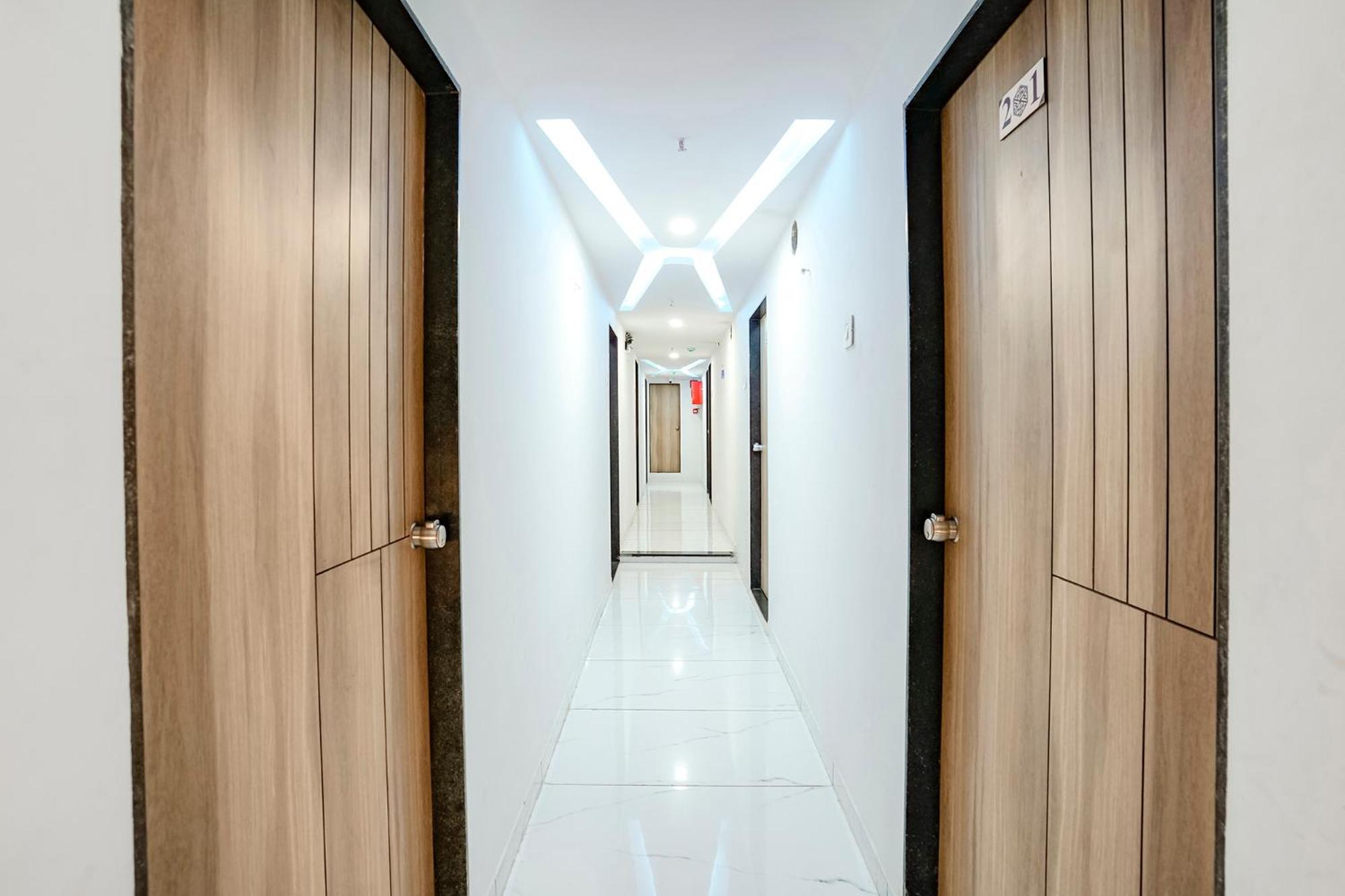 Fabhotel Vrundavan, Athwa Bhatha Exteriör bild